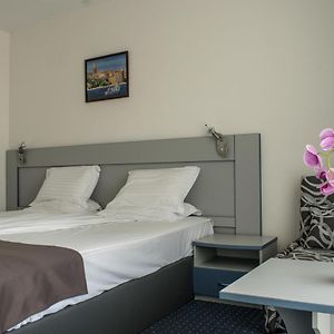 Zimmer mit Kingsize-Bett